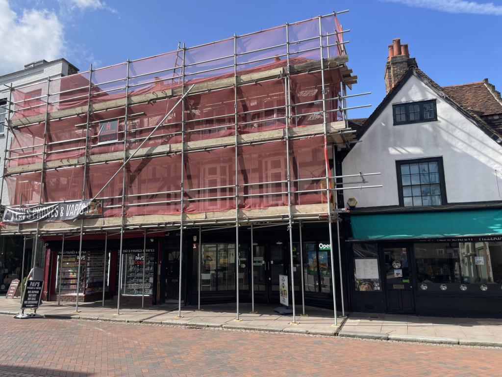 Lot: 62 - LARGE FLAT FOR REFURBISHMENT IN CENTRE OF HISTORIC ROCHESTER - Front view of flat for refurbishment